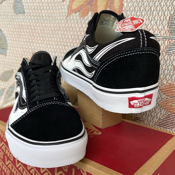 Vans Men’s Old Skool (Flame) Black/White
VN0A38G1K68
Sneakers - Picture 14 of 16